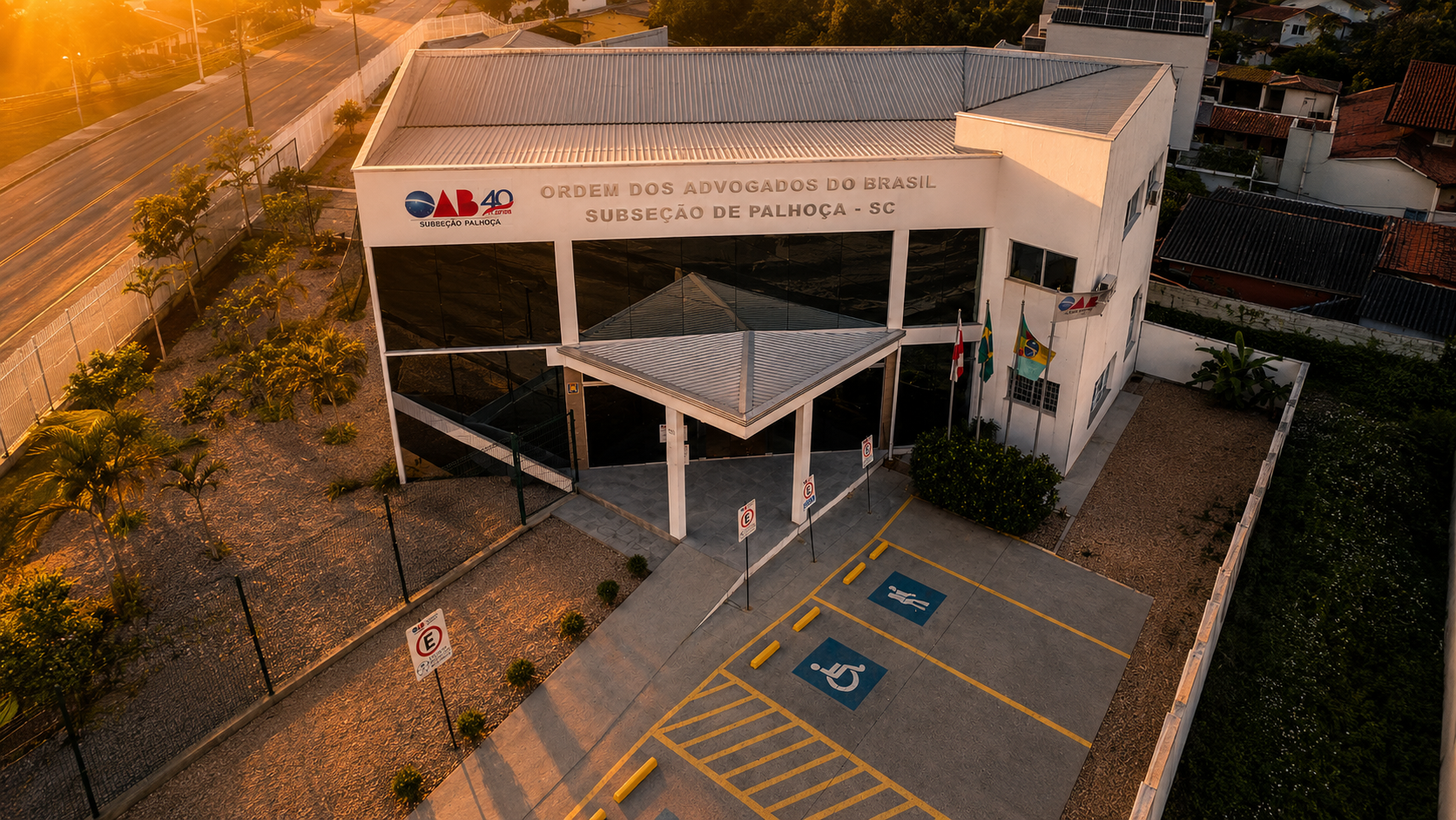 Vista aérea da sede da OAB Subseção de Palhoça ao entardecer